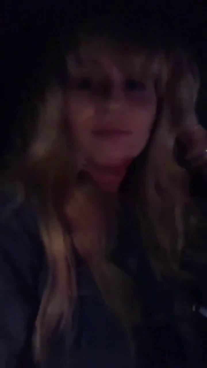 Miley Cyrus canta uno de los hits de Hannah Montana - Fuente: Twitter