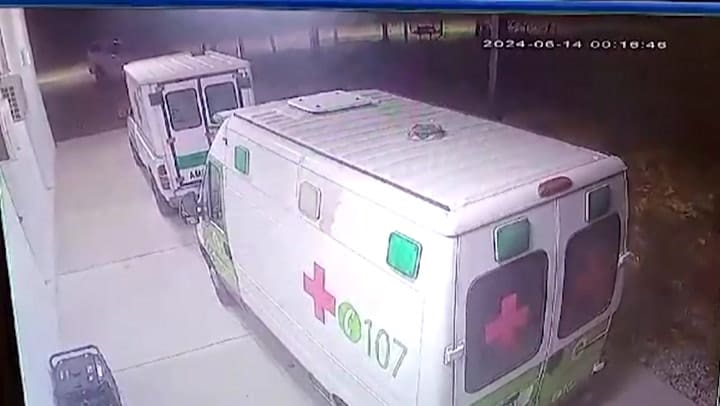 La llegada de Carlos Pérez y María Victoria Caillava al hospital, tras la desaparición de Loan