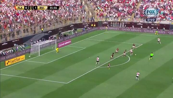 Lo tuvo Exequiel Palacios pero paso cerquita del palo. Fuente: Fox Sports