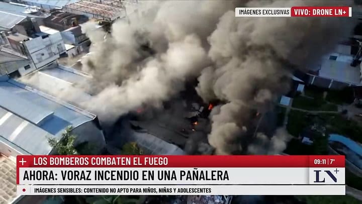 Colapso el techo de la panalera que se incendio en Lomas del Mirador