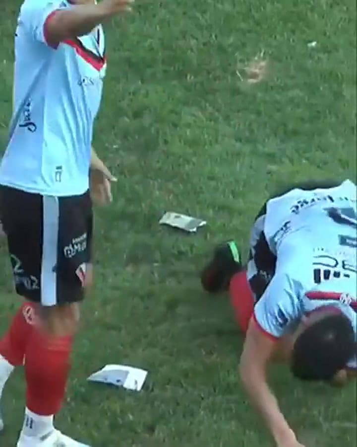 Quiso despejar una pelota y le pateó la cara a un rival