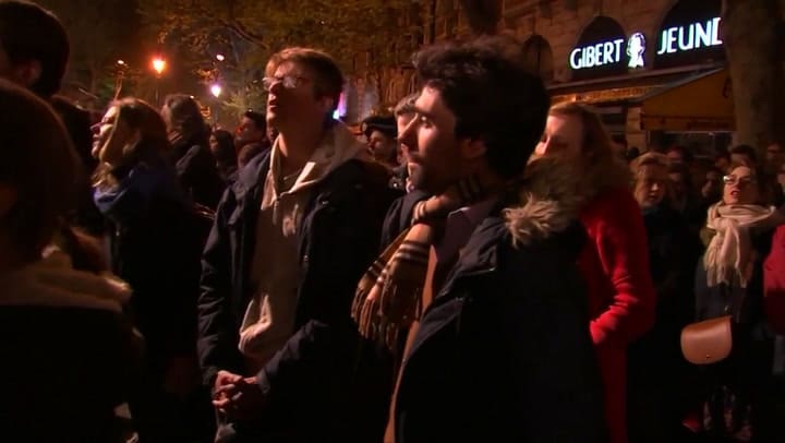 Canto de los franceses lamentándose por el incendio - Fuente Reuters