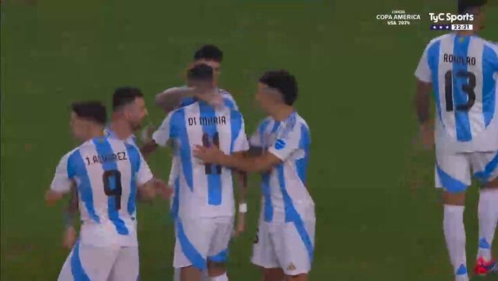 Mia y Pia entregando el balon de juego y saludando a su padre, Angel Di Maria