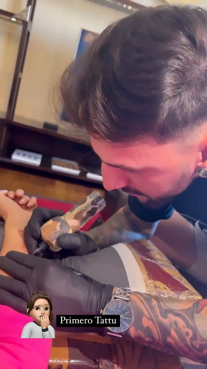 Mandinha Martínez se tatuó en su brazo los nombres del Dibu y sus dos hijos