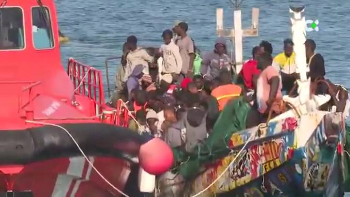 El momento en que vuelca una barcaza con inmigrantes a bordo en las islas Canarias