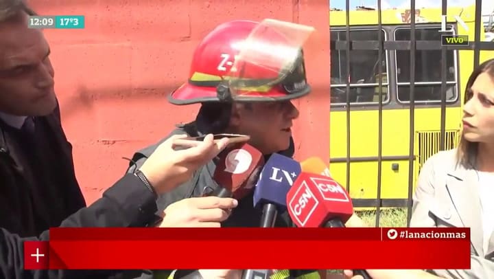Los bomberos rescataron a los dos choferes implicados en el choque