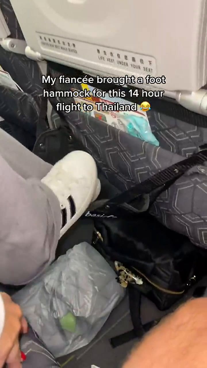 Se burló del aditamento que compró su novia para viajar más cómoda en el avión
