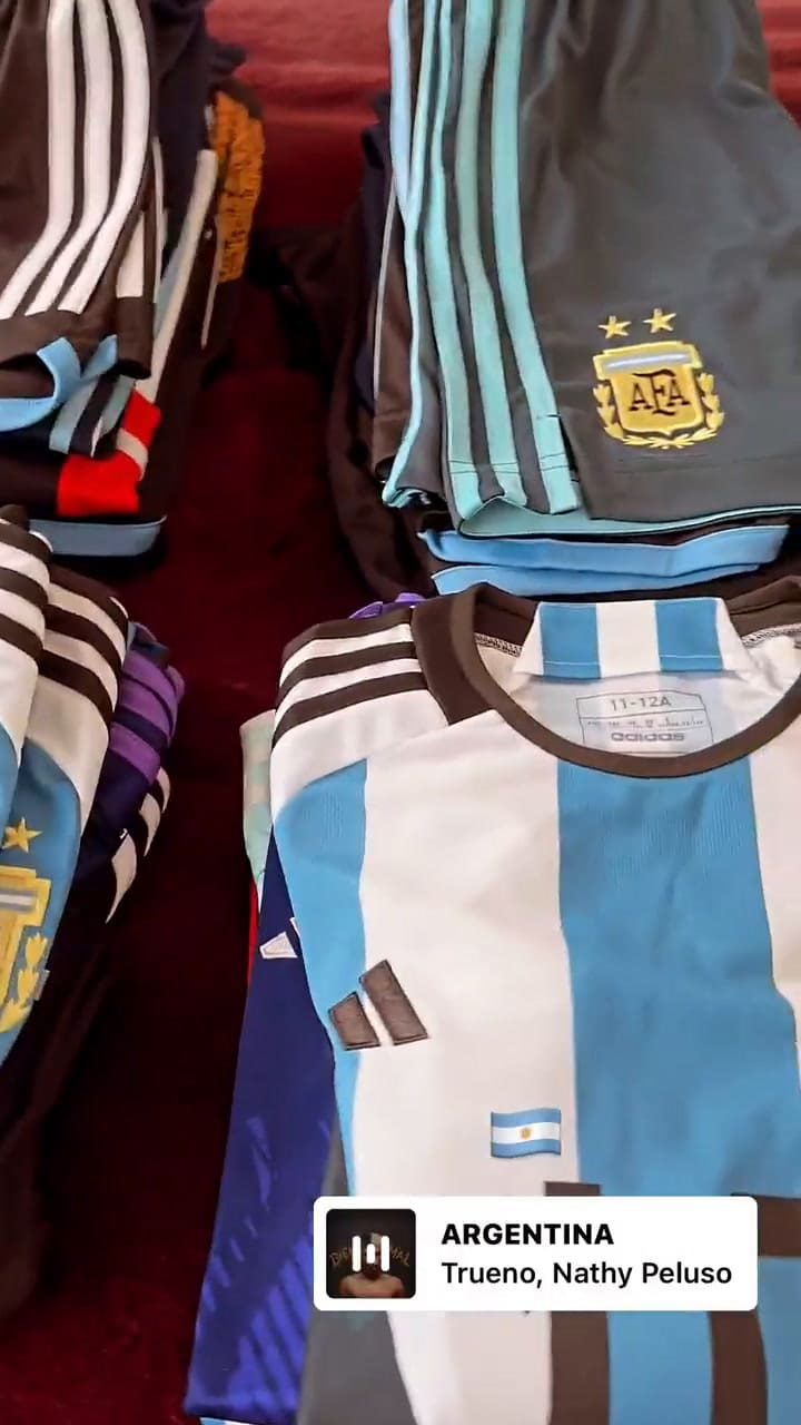 Antonela Rocuzzó mostró la colección de camisetas argentinas de sus hijos
