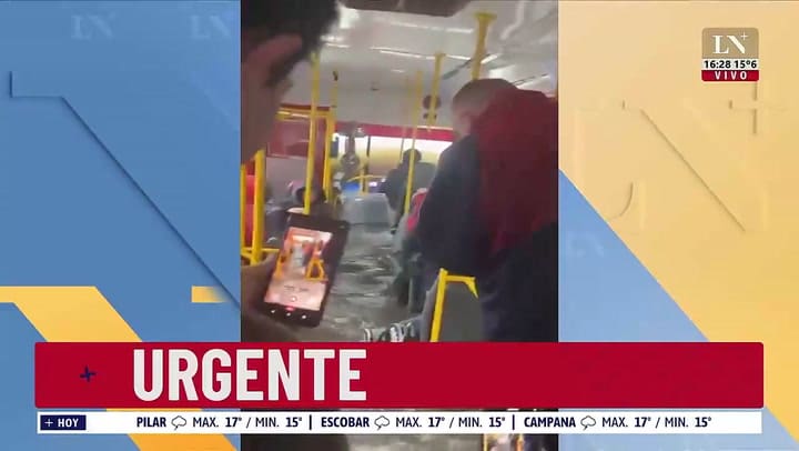 San Martin: un colectivo lleno de pasajeros se inundó por las fuertes lluvias