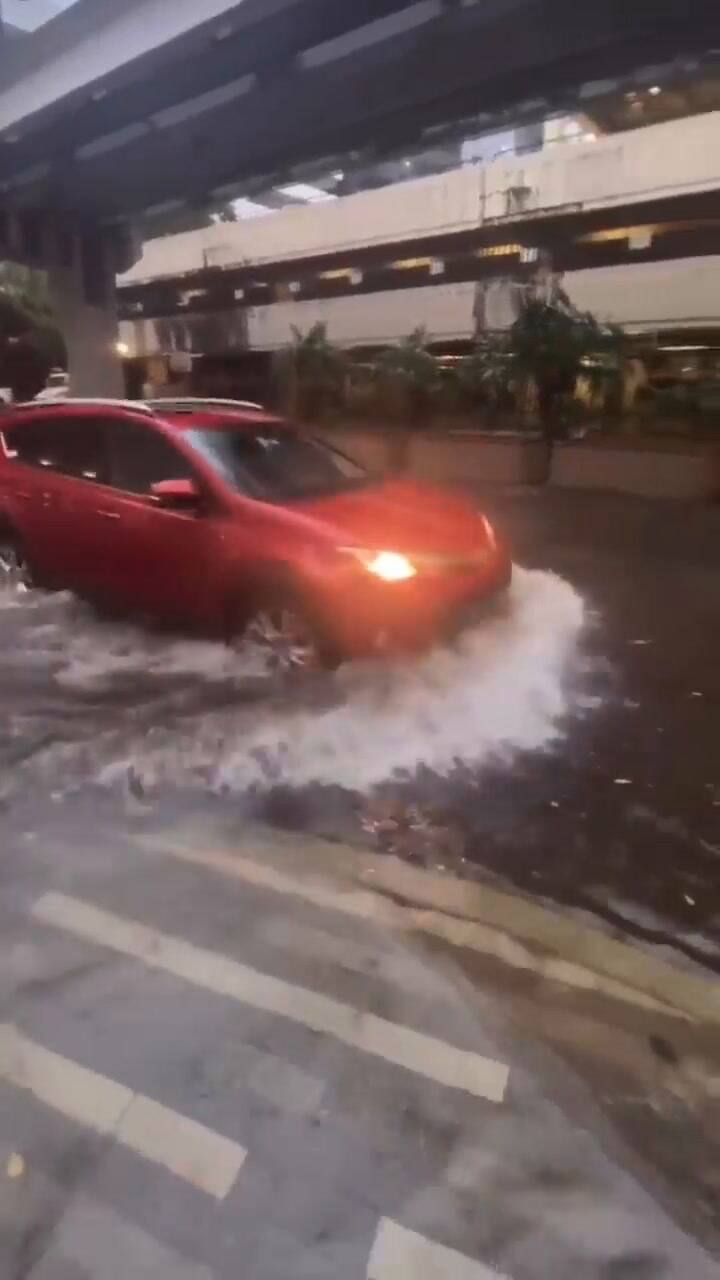 Inundadas las calles de Brickell como consecuencia de la llegada del huracán Ian