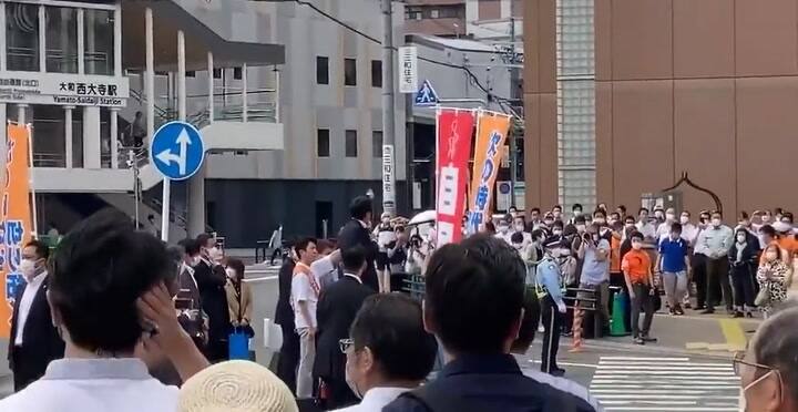 El momento en el que el exprimer ministro japonés recibe un disparo de bala en un acto