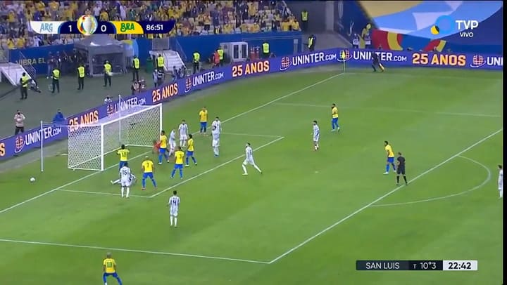 Gran tapada de Dibu Martinez