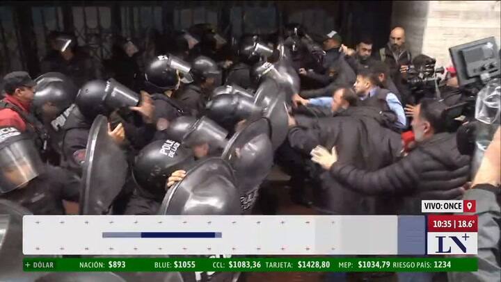 Protesta en la UTA: la policía avanzó tirando gas pimienta