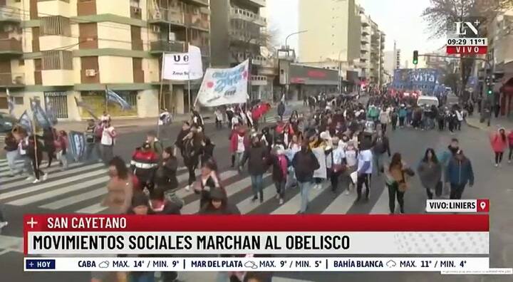 Movimientos sociales aliados al Gobierno marchan por San Cayetano