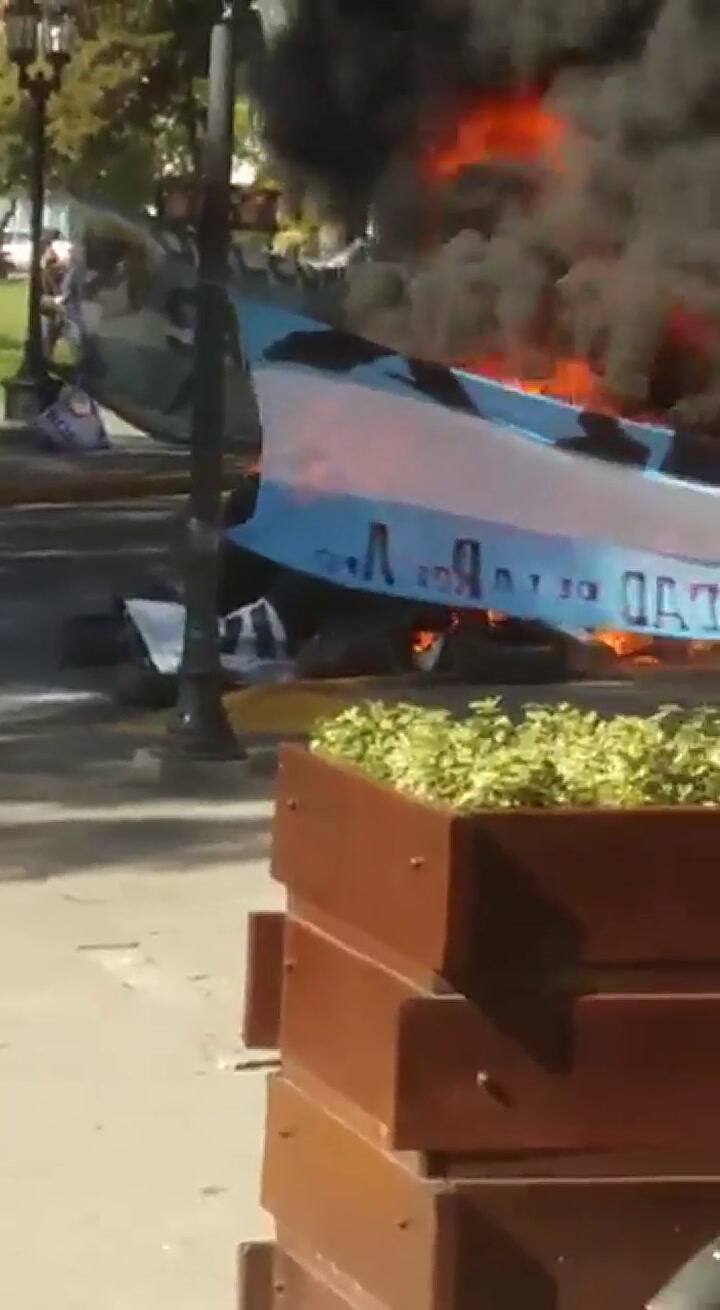 La oposición quemando afiches de Juntos por el Cambio