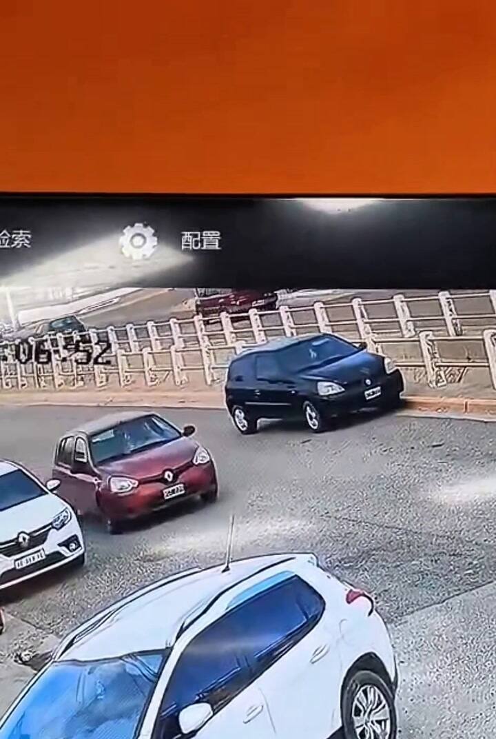 Una mujer bajó de su auto para revisar la batería, olvidó poner el freno de mano y terminó atropellada
