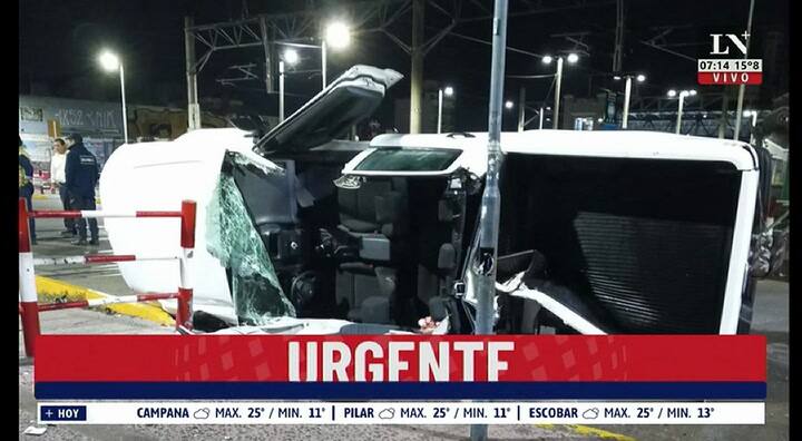 Una camioneta de Trenes Argentinos dio marcha atrás con la barrera baja y chocó contra una formación de la línea Roca