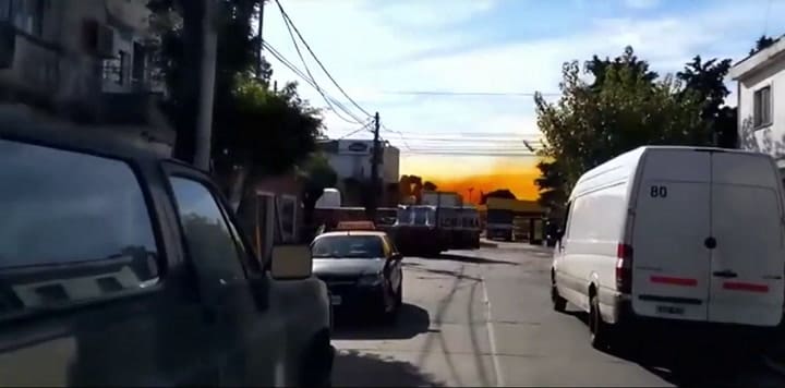 Explotó un contenedor con ácido nítrico en Villa Bosch y temen a una nube tóxica - Fuente: Twitter