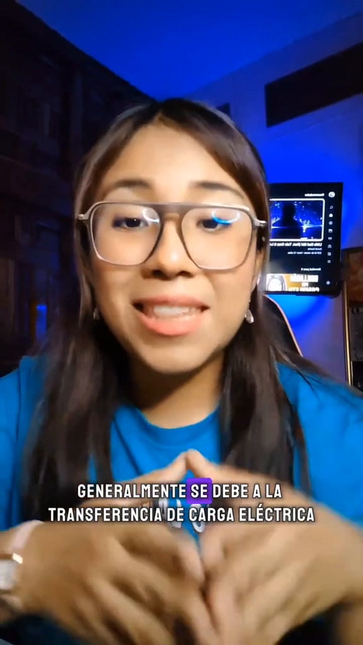 Por qué se le pasa electricidad a otra persona