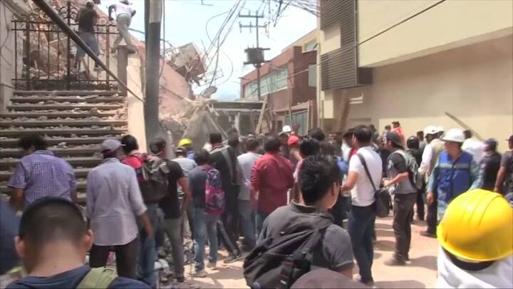 Así tratan de rescatar a las víctimas entre los escombros en Cuernavaca