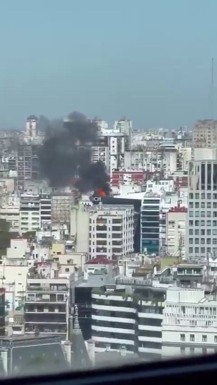 Incendio en Recoleta: 200 evacuados y una columna de humo negro en Marcelo T. de Alvear y Cerrito