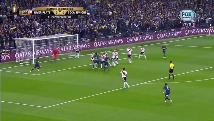 Pablo Pérez tuvo la primera clara - Fuente: Fox Sports