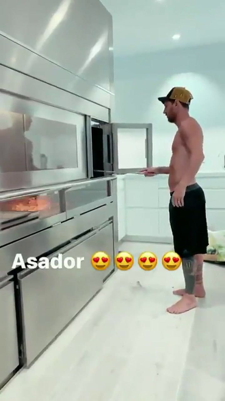 La llamativa parrilla en la que Antonela retrató a Messi en 'modo asador' - Fuente: Instagram