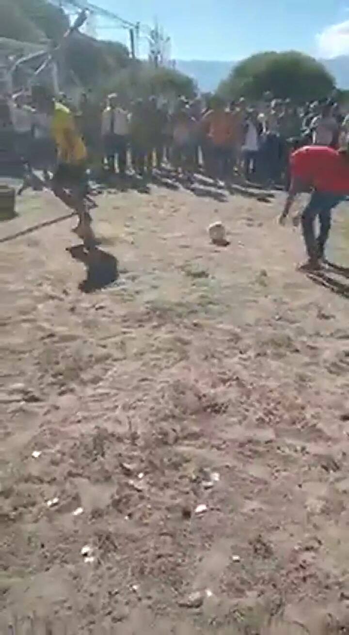 Así llevaron el ataúd del arquero fallecido