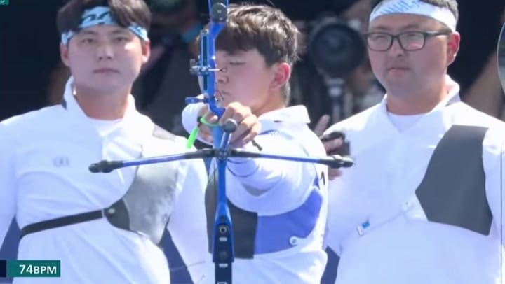 Una abeja molesta al arquero surcoreano en su tiro final en los Juegos Olímpicos