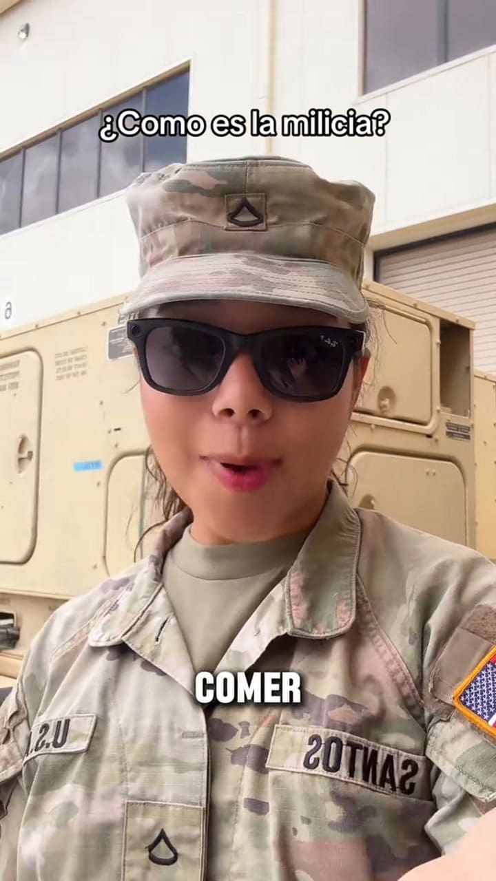 La joven comentó cómo es pertenecer a la milicia (TikTok: @dunia_santos_urbina)