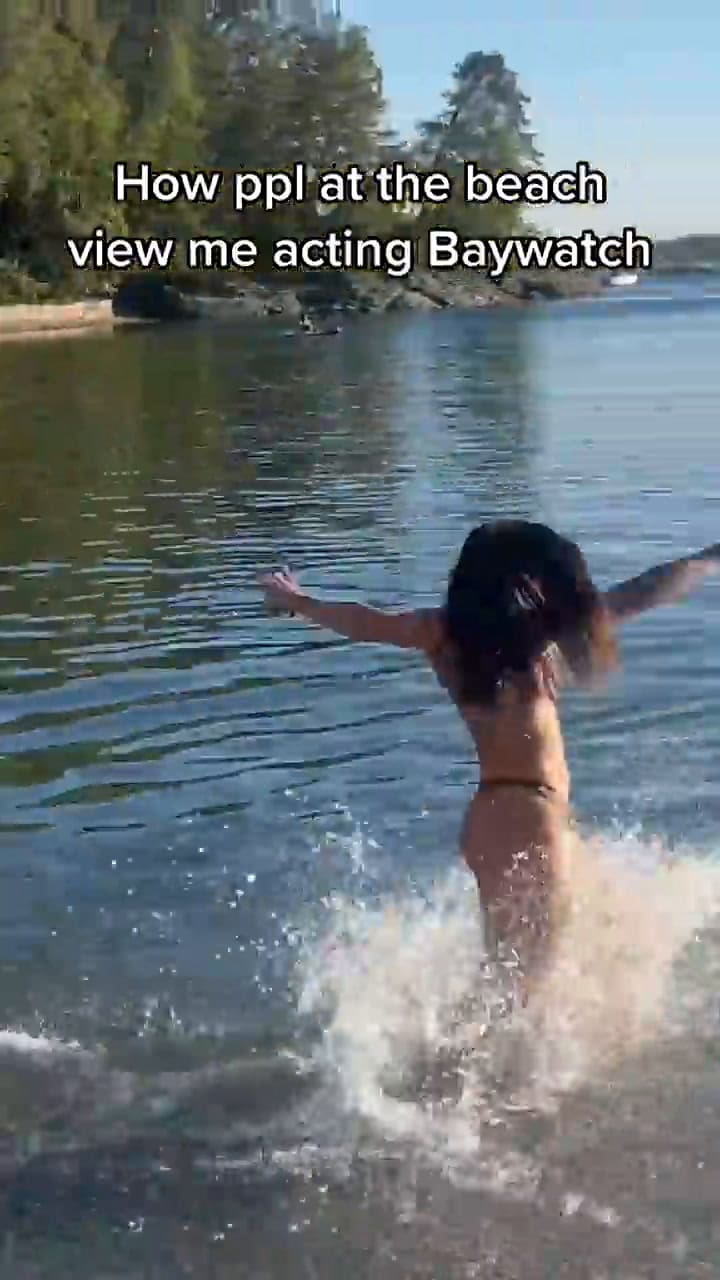 Una tiktoker su truco para posar como 'Baywatch'