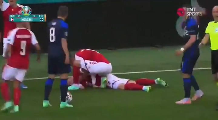 El momento exacto en el que Eriksen cayó al suelo