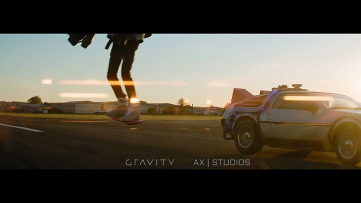Con DeLorean incluído, un fanático de 'Volver al futuro' recreó la escena de la patineta flotante