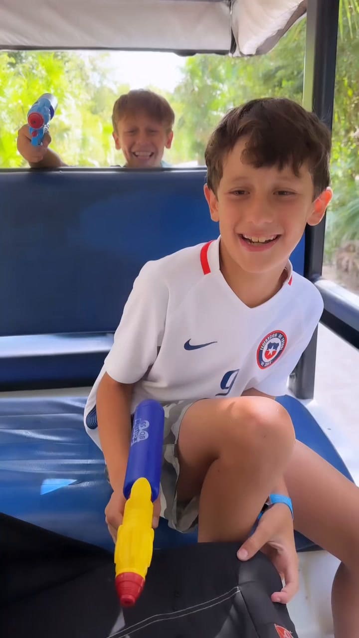 Pampita de viaje con sus hijos en México