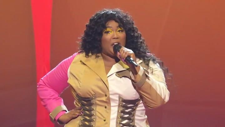 Lizzo en vivo canta 'Truth Hurts' & 'Good As Hell'. Fuente: Youtube