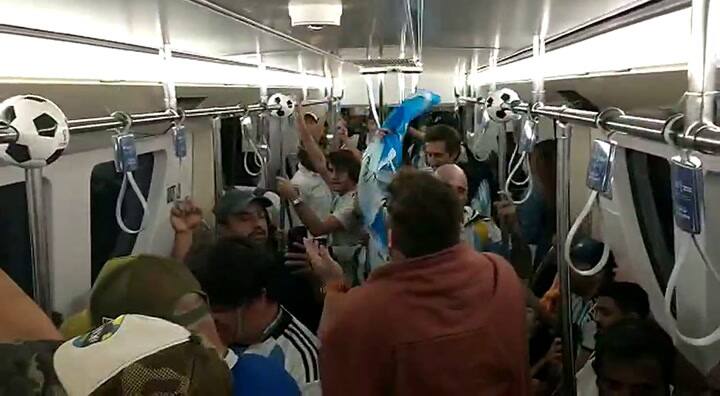 El aliento de los hinchas en el subte en Qatar.