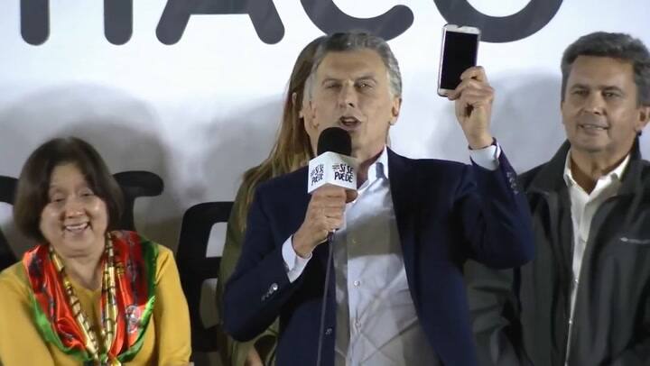 Sáenz Peña, Chaco: con un celular en la mano, Mauricio Macri chicaneó a Alberto Fernández