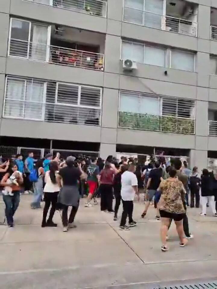 Los vecinos buscaban ingresar para frenar los trabajos de la retroexcavadora