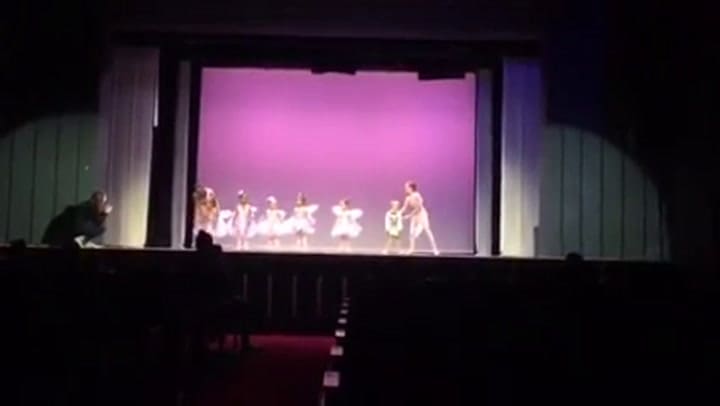 Su hija se quebró arriba del escenario y no dudo en subir a acompañarla - Fuente: YouTube