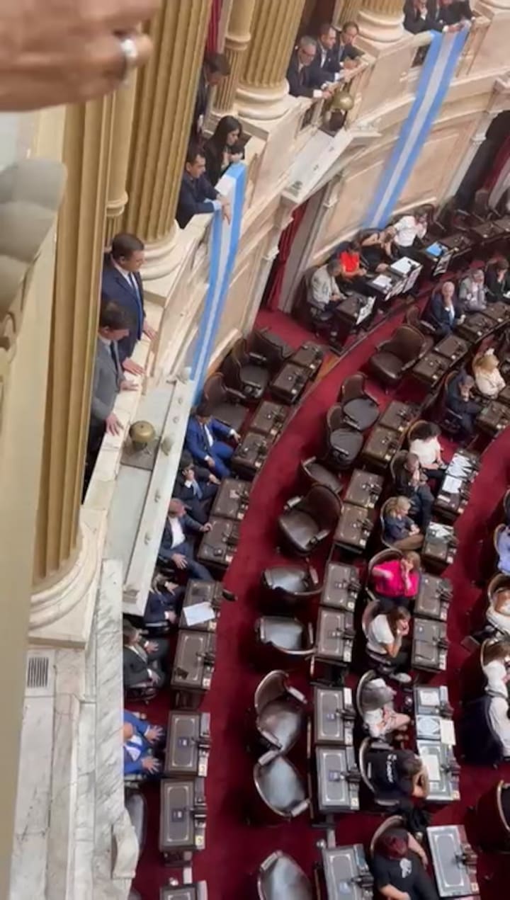 María Elena Velázquez, de UP, apunta con Dan y Caputo, que le responden con pedidos de silencio