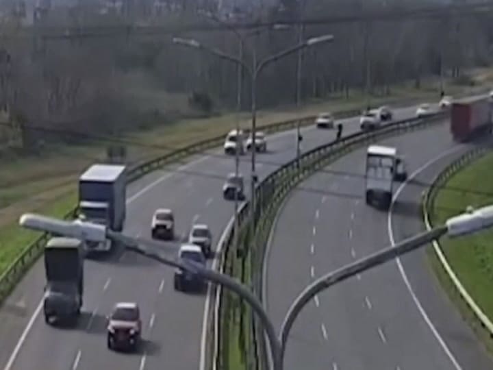 Camino del Buen Ayre: un impactante choque entre una camioneta y una moto terminó con un joven muerto