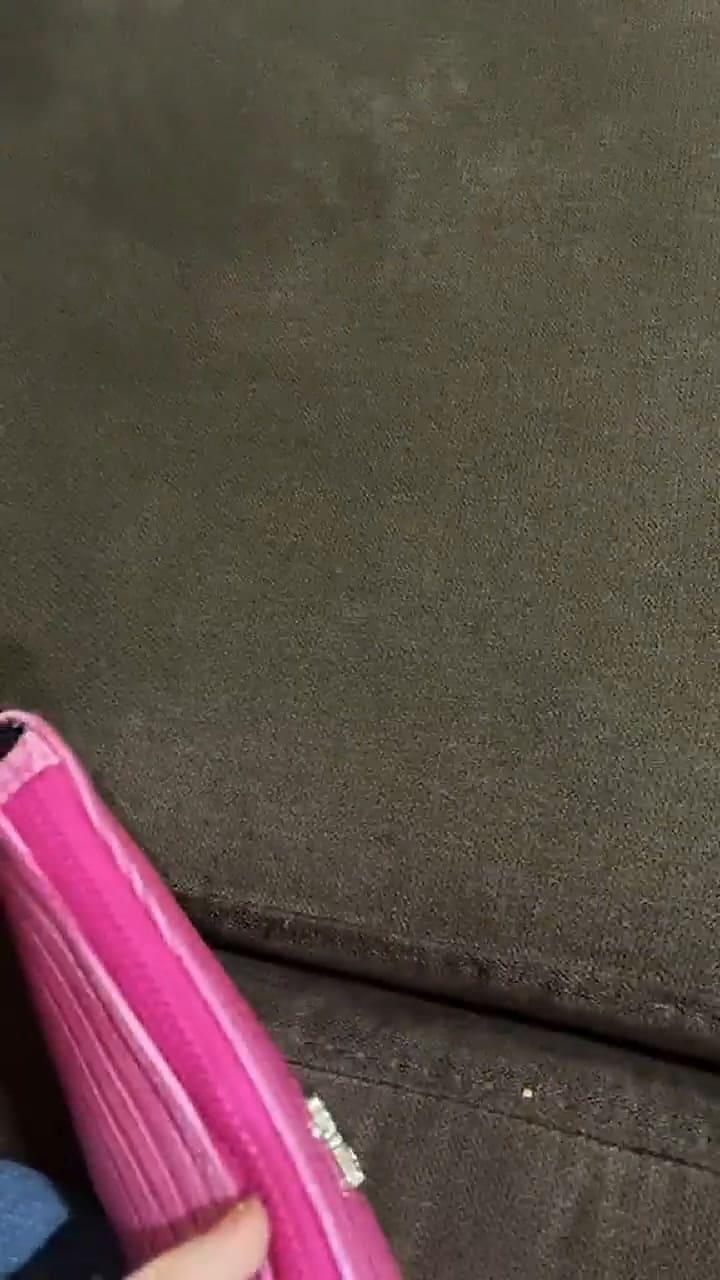 Una mujer mostró la cartera llena de billetes que encontró su hija en el parque