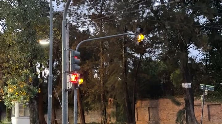 Ejemplo real de cómo el semáforo peatonal anticipa el cambio a luz roja del semáforo vehicular