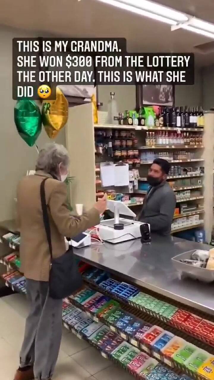 Una mujer mayor gana la lotería y comparte premio con vendedor del boleto