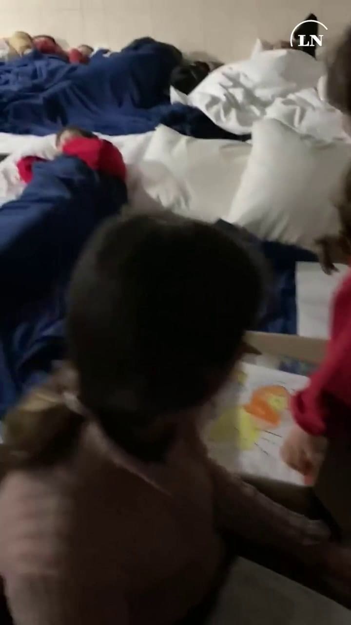 Kiev bajo ataque: niños juegan para distraerse en el refugio a las 5.30 am del viernes