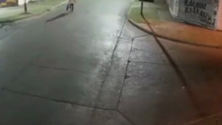 La Matanza: motochorros lo chocaron para robarle la moto en Isidro Casanova