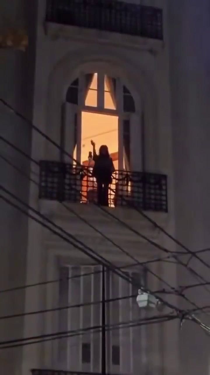 Este martes por la noche hubo fuegos artificiales en la esquina del domicilio de Cristina Kirchner, cuando militantes se convocaron para saludar a la exmandataria