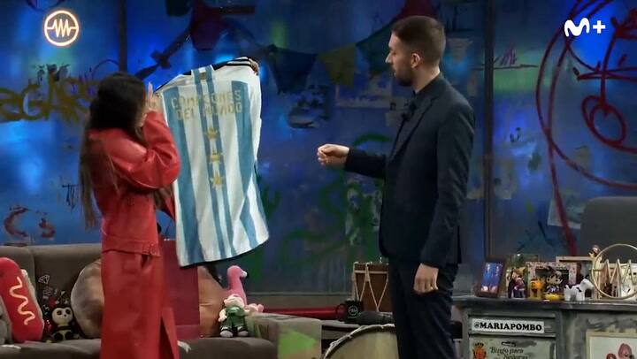 Rodrigo De Paul acompañó a Tini en una entrevista en España (Twitter @LaResistencia)