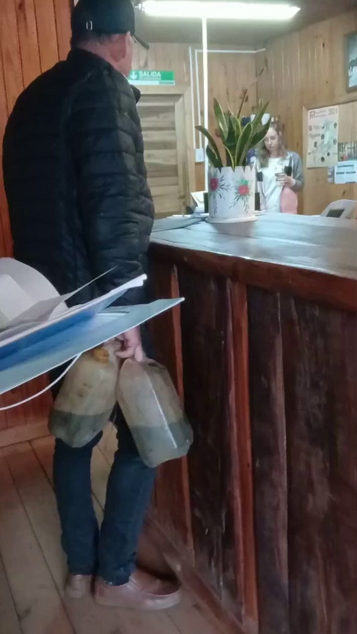 Alejandro Cus en la oficina del secadero donde fue a reclamar por una deuda