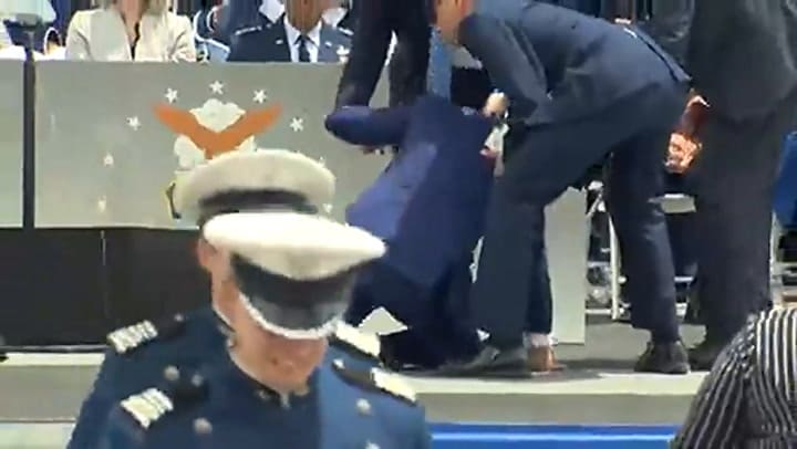 Biden se volvió a caer